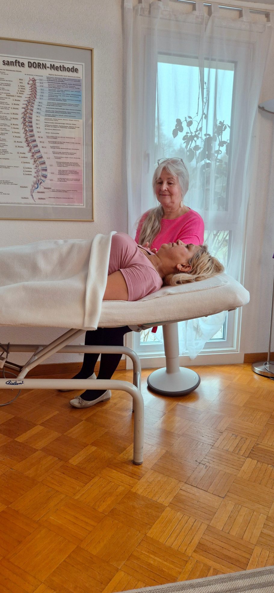 Frau Wöhlert an der Behandlungsliege